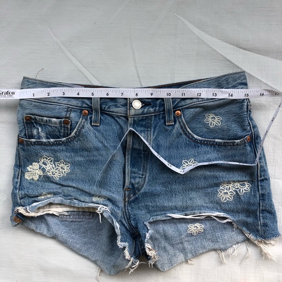 Embroidered flower Levi’s shorts. Low rise. - Picture 4 of 5